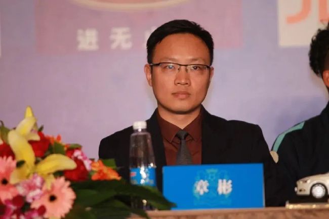 不自觉地渐渐变得越来越大