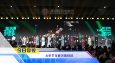 坏人刷子刷美国女生子脚底心